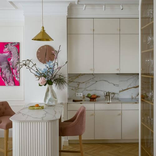 kuchnia z ryflowanymi meblami
