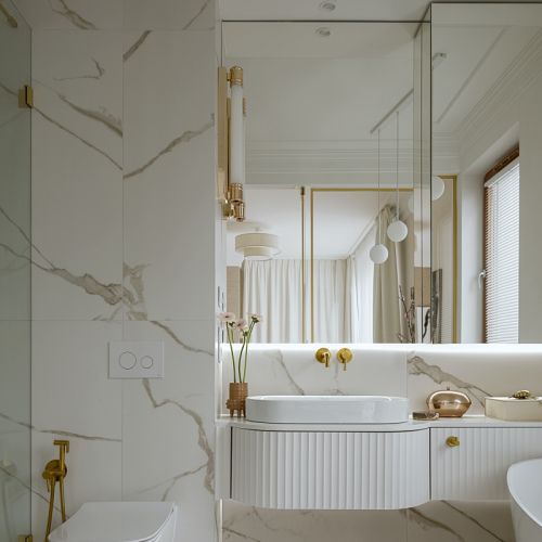 biała łazienka z ryflowanymi meblami