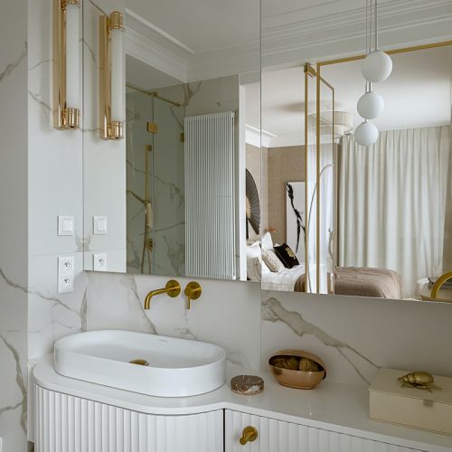 łazienka biało złota z ryflowanymi meblami