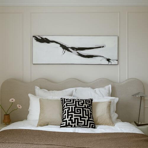 beżowa sypialnia z falowanym zagłówkiem