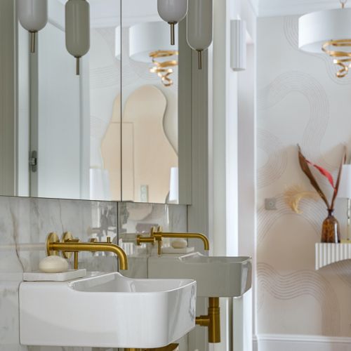 mała biała łazienka ze złotymi dodatkami