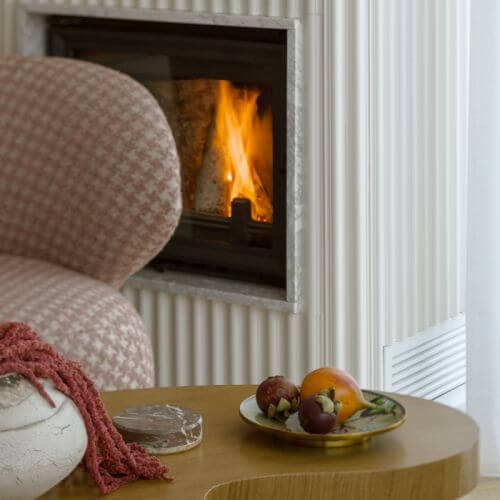 mieszkanie z kominkiem i ryflowanymi meblami