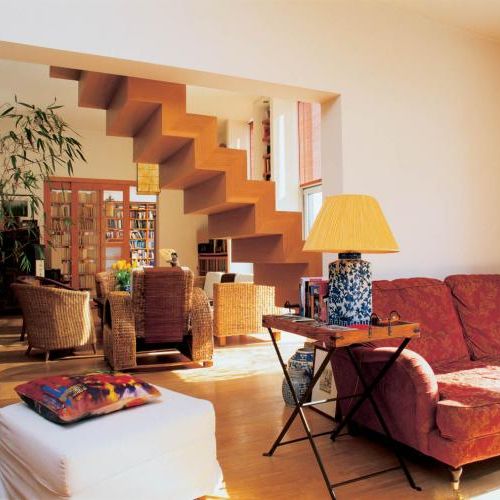 Ciepłe kolory sprawiają, że wnętrze jest przytulne.