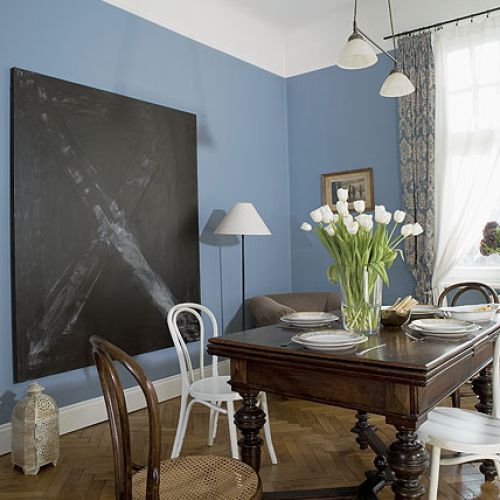 Ciężki stół, który lubi gospodarz, a gospodyni nienawidzi.