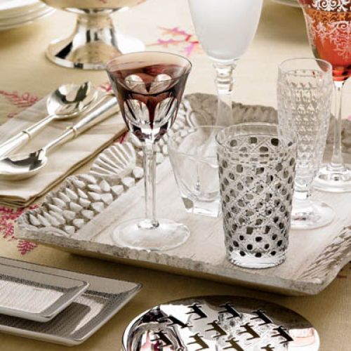 Cin, cin! Kryształowe szklanki i kieliszki od RCR. Fot. East News