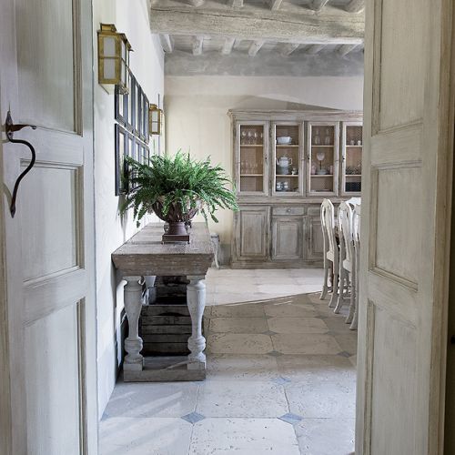 Co to znaczy country chic? Rustykalnie, ale elegancko. Tak włoski architekt urządził XIII-wieczny pałac. Spokojne