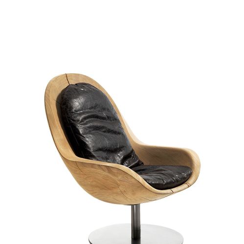 Creus, z drewnianą czaszą i skórzaną poduchą, włoska marka Riva 1920, 24 100 zł, The Prime