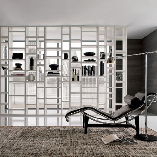 CROSSING, regały o lekkiej konstrukcji mogą być ażurową przegrodą, inna opcja – można je powiesić na ścianie, 23 400