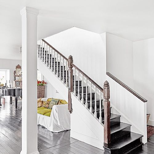 Czarna podłoga i białe schody - harmonija stylizacja.