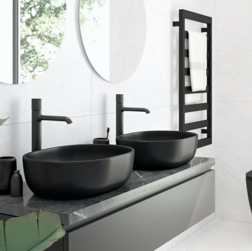 Czarna ceramika i baterie łazienkowe