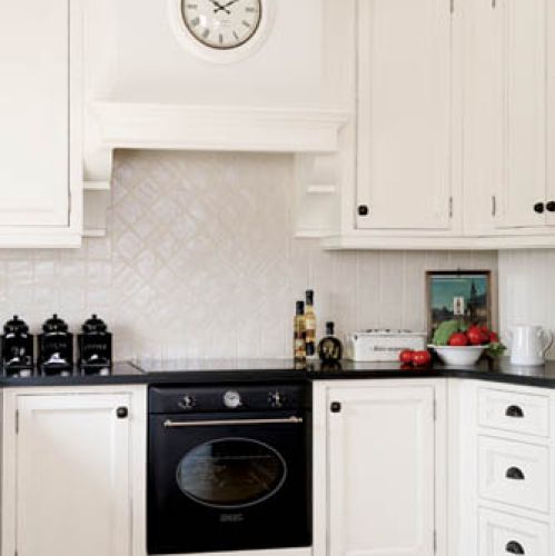 Czarne blaty są zrobione z granitu Absoluto Nero .