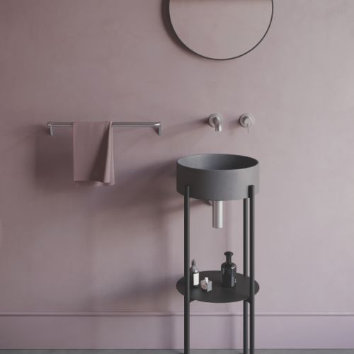 łazienka z czarnymi dodatkami