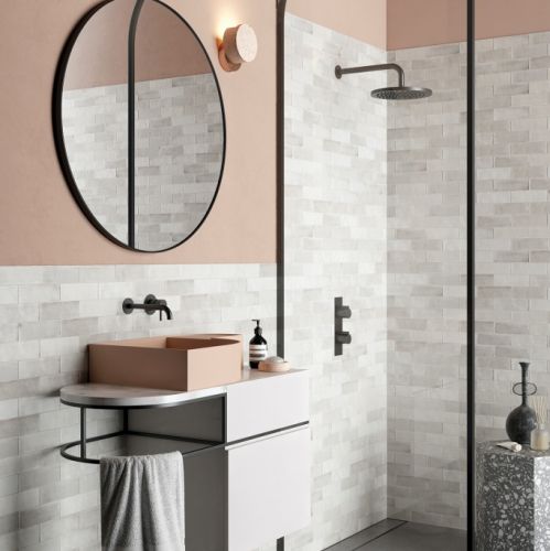 kabina prysznicowa z czarnymi profilami