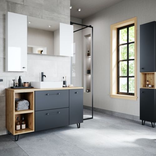 łazienka z czarnymi meblami