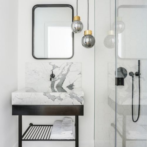 czarno biała łazienka ze złotymi dodatkami