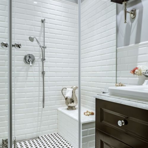 Z myślą o wygodzie swojej mamy projektantka zamiast wanny stworzyła w łazience dużą kabinę prysznicową z siedziskiem.