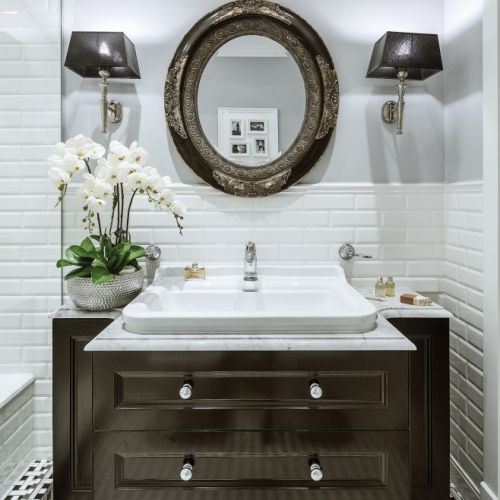 PODŁOGA W ŁAZIENCE WYŁOŻONA ZOSTAŁA PŁYTKAMI Z SERII LONDON PICCADILLY MARKI TUBĄDZIN. STYLOWE KINKIETY KUPIONE