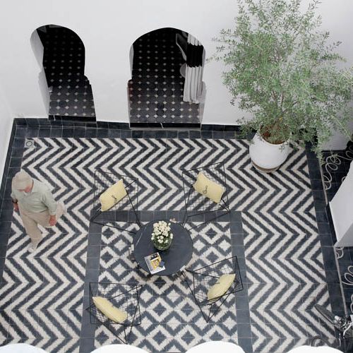 Czarno-biała mozaika z manufaktury właścicieli domu.