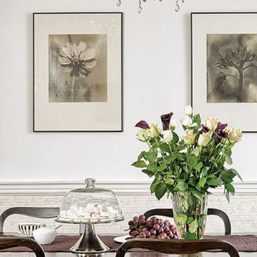 Czarno-białe zdjęcia kwiatów to prace Pawła Żaka.