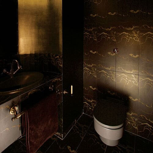 Czarno-złota toaleta jest jedną z niespodzianek w moim mieszkaniu. To taka prywatna otchłań- twierdzi Marzena.