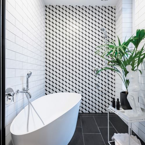 czarno białe płytki w łazience