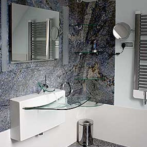 Czarny granit Azul Bahia pasuje do nowoczesnych, chłodnych wnętrz. INTERSTONE