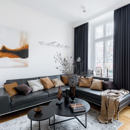 czarny narożnik w salonie