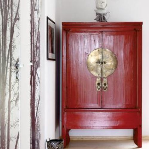 Czerwona kopia XV-wiecznej chińskiej szafy z Galerii Red Onion.