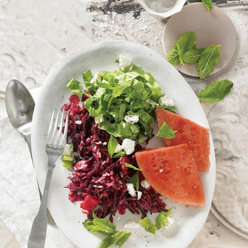 Czerwona sałatka ryżowa. Nowalijki w stylu orientalnym