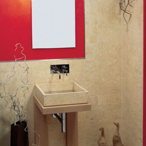 Czerwona ściana i płytki Shiraz 1 (30,5 x 60 cm) z kamienia Biancone lub Nero Marquinia. Producent - firma