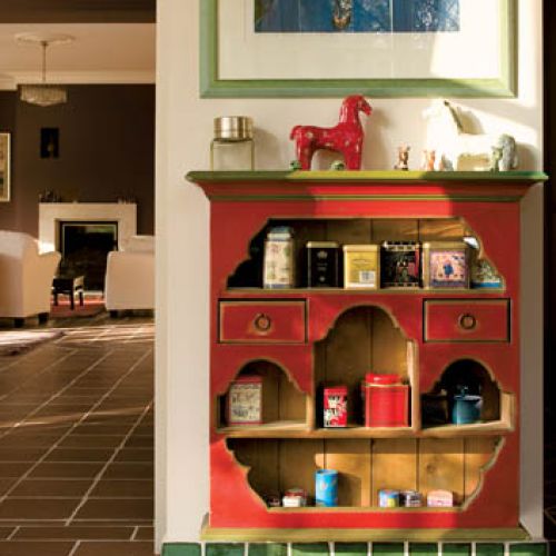 Czerwona szafka była kiedyś nadstawką kredensu.