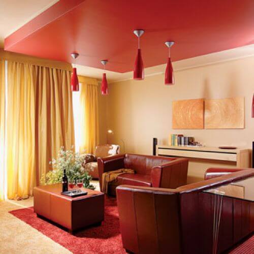 Czerwony sufit zawisł nad salonem. Nietuzinkowa kawalerka