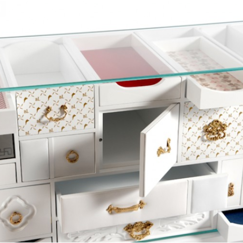 Czy komoda może mieć każdą szufladę inną, niedopasowane uchwyty i mimo to zachwycać swoim wyglądem?