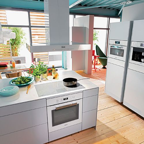 Nowoczesny okap kuchenny w nowocześnie urządzonej kuchni.