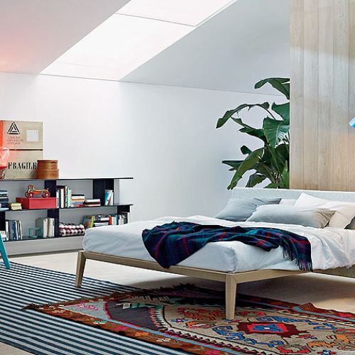 Dębowa rama, wezgłowie tapicerowane tkaniną lub skórą. STUDIO FORMA 96