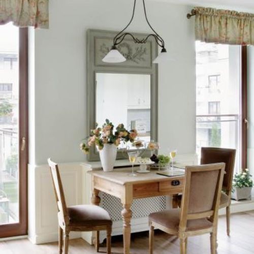 Dębowy stary stół, który przyjechał z właścicielką ze starego mieszkania.