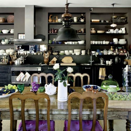 Dębowy stół w prowansalskim stylu przyjechał aż z Francji. Po rozłożeniu ma trzy i pół metra długości. Nad stołem