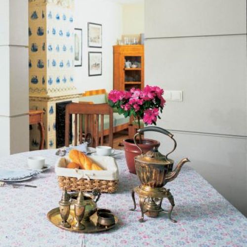 Dekoracją jadalni są zabytkowe przedmioty.