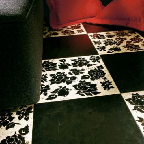 Dekoracja Stencil Lacca Nera: marmurowa płytka Biancone z kwiatami – 50 zł/szt., czarna płytka Makrame – 796 zł/m². YETI