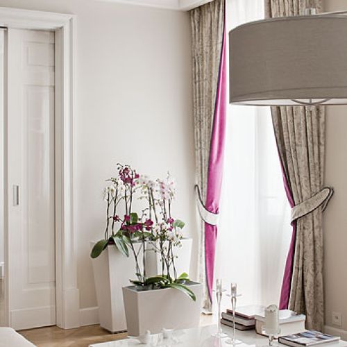 Dekoracje w domu są tak naprawdę dwie: oryginalna XIX-wieczna sztukateria i kwiaty. Właścicelka je uwielbia.