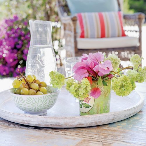 Ariadna całe dnie spędza wdychając zapach rozmarynu rosnącego na zboczach. Werand ma przy domu tyle, że z każdego pokoju