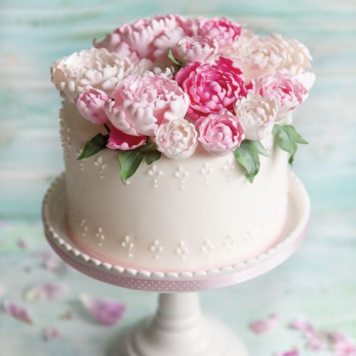 Wyglądają jak świeżo zerwane z ogrodu, tymczasem kwiaty na torcie zostały zrobione z płatków lukru