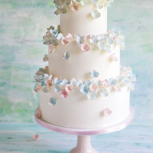 Wyglądają jak świeżo zerwane z ogrodu, tymczasem kwiaty na torcie zostały zrobione z płatków lukru