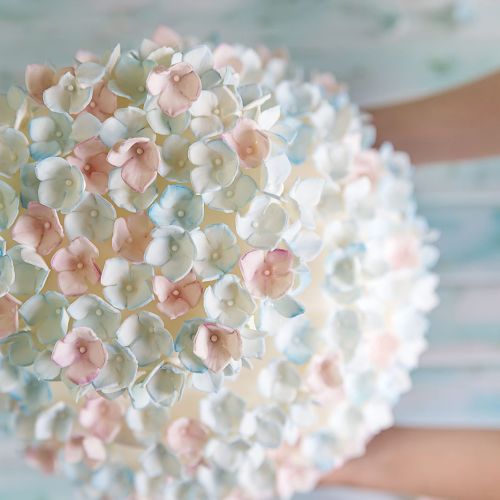 Wyglądają jak świeżo zerwane z ogrodu, tymczasem kwiaty na torcie zostały zrobione z płatków lukru