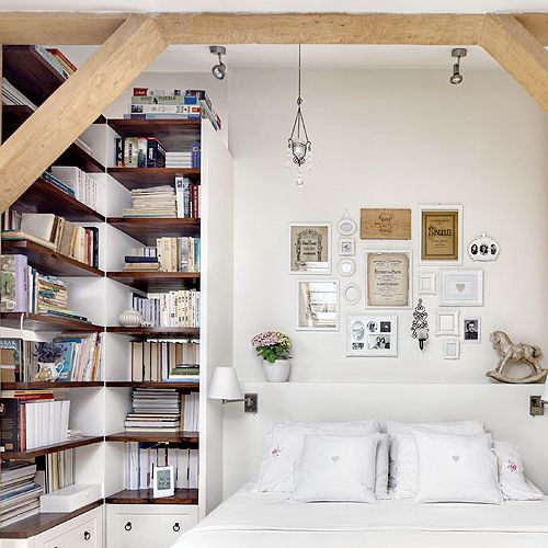 Dekoracyjne ramki i obrazki na ścianie.