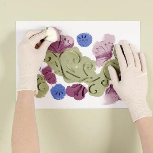 Delikatnie cieniujemy freski przez przyłożony szablon.