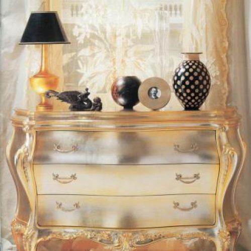 Delikatnie pozłacana komoda. Aranżacja włoskiej firmy SILIK.