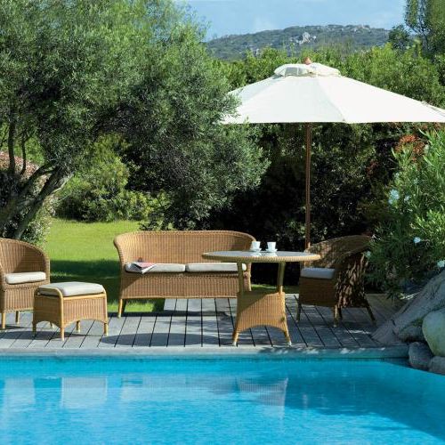 Derby firmy Cane-line: fotel (1501 zł) i sofę (3118 zł) zrobiono z włókien hularo. Za stół Lansing zapłacimy 3457