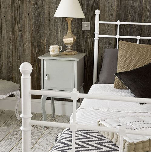 Deski na ścianie i podłodze: trochę country, trochę loft.