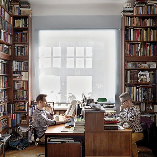 Dla Jacka Dehnela to na wskroś współczesne mieszkanie, tyle że z użyciem różnych ładnych starych przedmiotów.